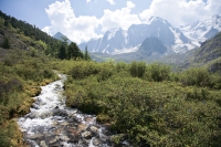 В жаркие летние дни начинается активное таяние ледников.